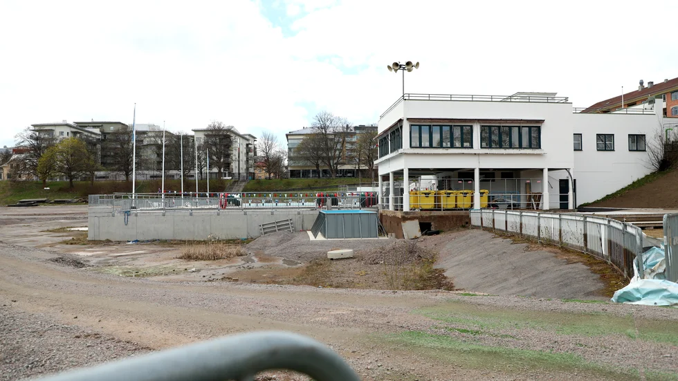 Här, vid Tinnerbäcksbadets utomhusbassänger i centrala Linköping, kommer det att hända saker inför den stundande sommarsäsongen.