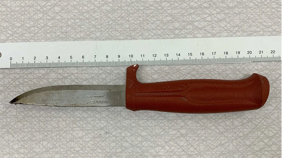Den 20-årige mannen hade en kniv med sig i bilen. (Bilden är hämtad ur förundersökningen.) 