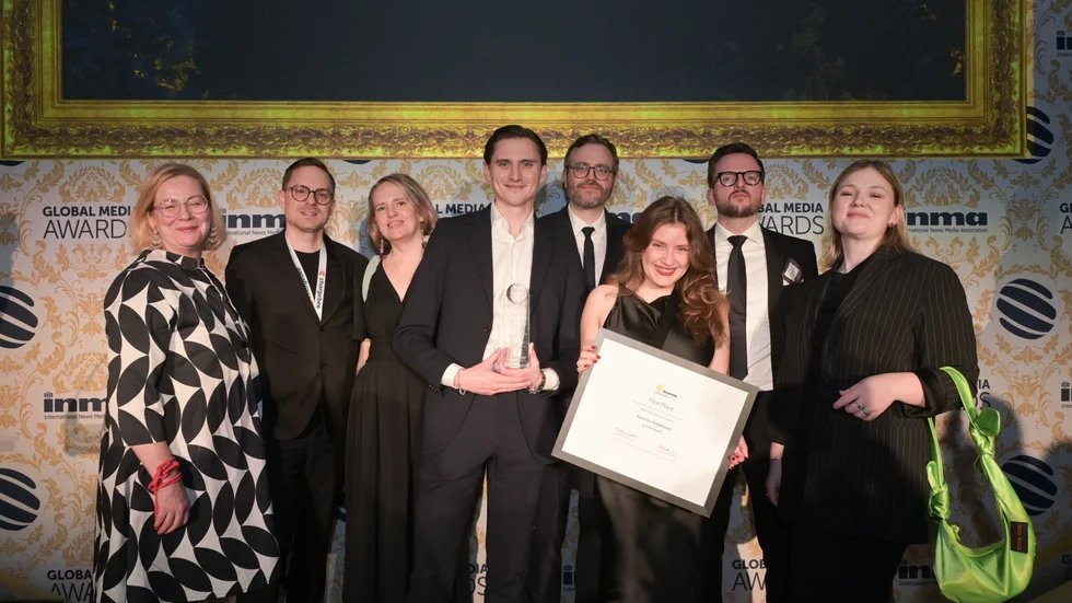 INMA Global Media Awards. I mitten, med statyetten, står gotlänningen Nichlas Alsing Pettersson.