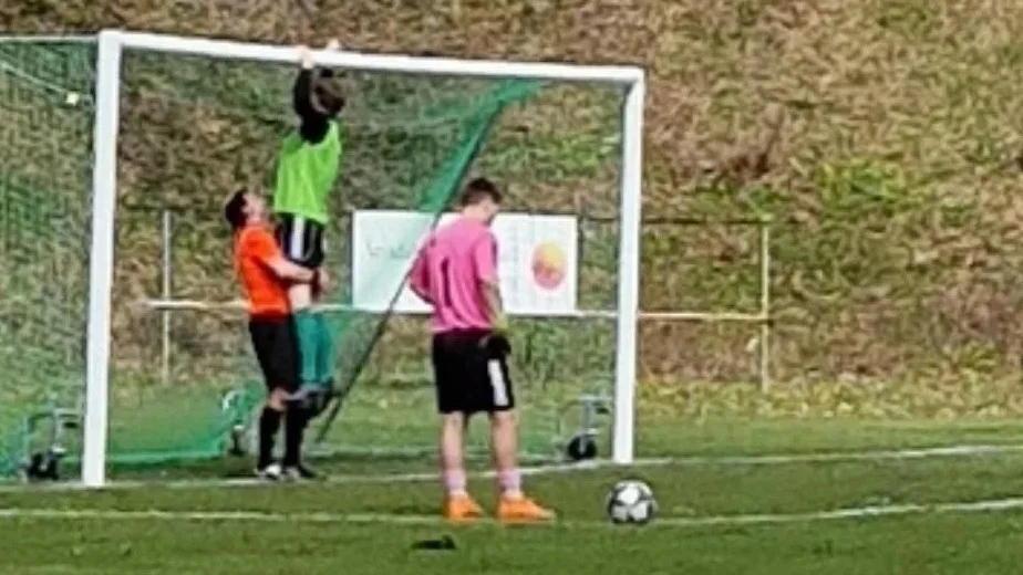 Hjältar. Med gemensamma krafter fick domare och spelare ordning på nätet på Dackevallen. 