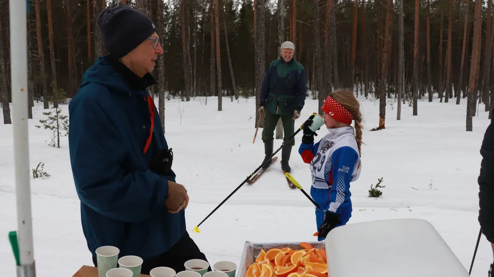 Ebba Lundmark, född 2014, gjorde en strong insats på dryga milen. Här servas hon med saft och apelsinklyfta av Ola Hörnell och Sixten Sandström.