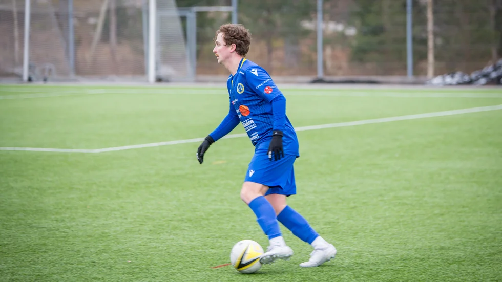 Fabian Falk, från Värmbols FC,  fick extra beröm av lagledaren Rickard Lönn efter sin insats under förra helgens vinst mot Yxhult. Under fredagskvällen står Syrianska Eskilstuna som utmaning på bortaplan. Matchen tv-sänds på kkuriren.se med start 19.00.