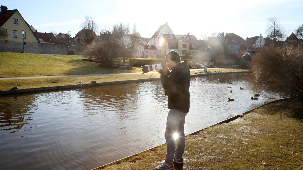 Nicka Hellenberg smyger längs kanten av dammen i Almedalen. Vattnet är ännu kallt men en större fisk plaskar plötsligt till.
