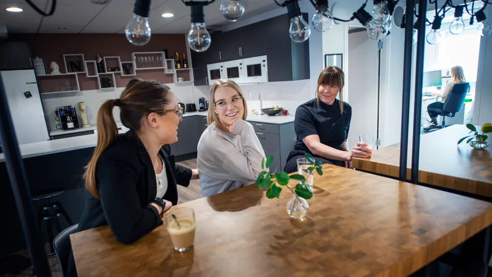 På redovisningsbyrån Numbers by Lönnmo AB jobbar tio personer – alla är kvinnor. "Det fungerar bra", säger Sanna Lindqvist, Caroline Westerholm och Lotta Lönnmo.
