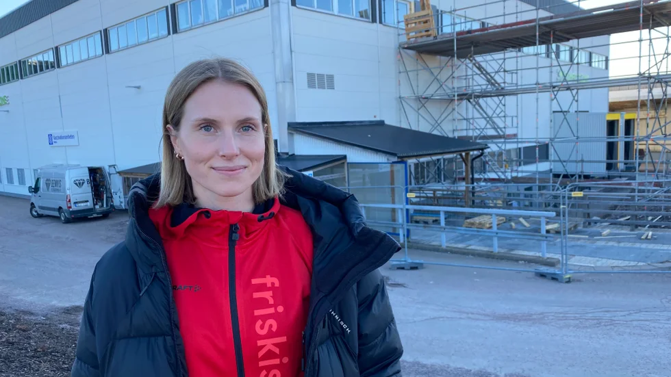 Maja Löfstedt är platschef i Motala på Friskis och svettis. Öppningen är nu satt till 9 september och invigning 14 september.