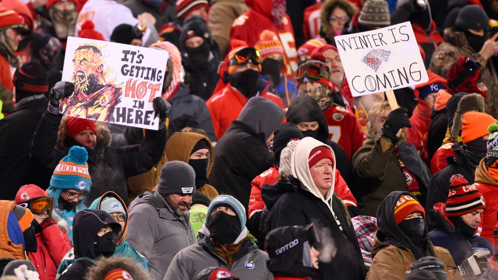 Frusna åskådare under NFL-playoffmatchen mellan Kansas City och Miami som spelades i bitande kyla den 14 januari i år. Arkivbild.