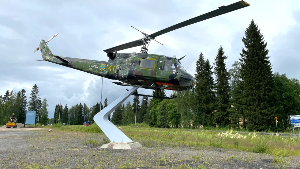 Helikopter 3 står utanför Försvarsmuseet i Boden.