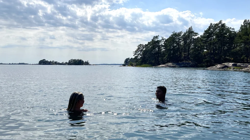 Ett svalkande dopp i Stendörren för Viola Österman och John Frisö. Ungdomar ser till att sola när UV-indexet är som högst för att bli solbrända. 