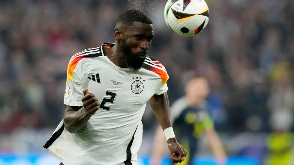 Tysklands mittbacksstjärna Antonio Rüdiger har varit ett frågetecken på grund av en lårskada inför EM-åttondelen mot Danmark i Dortmund men väntas spela, enligt Ritzau.