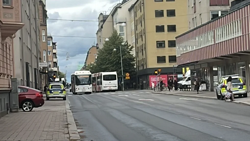 Flera polispatruller fanns efter klockan 13 på plats vid korsningen i centrala Linköping.