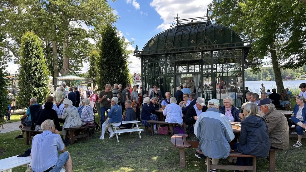Mycket folk har samlats på Djulö för att vara med på Pensionärernas dag. 