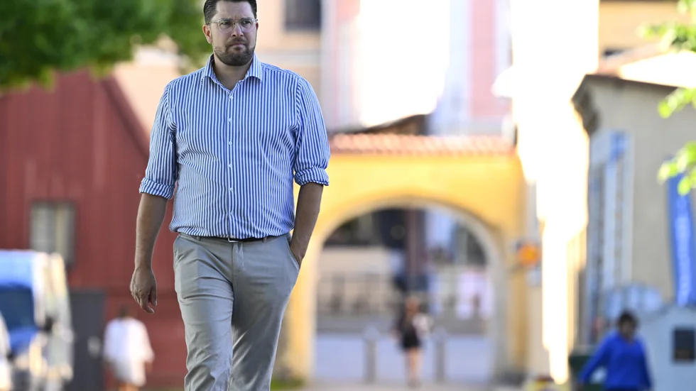 Hundvisslar. Sverigedemokraternas partiledare Jimmie Åkesson är inte dum. Han vet precis vad han gör när han använder ordet folkutbyte.