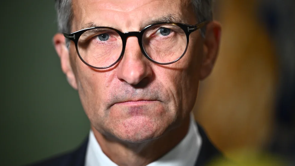 Riksbankens direktion, med chefen Erik Thedéen, räknar med att sänka styrräntan två-tre gånger under andra halvåret. Arkivbild