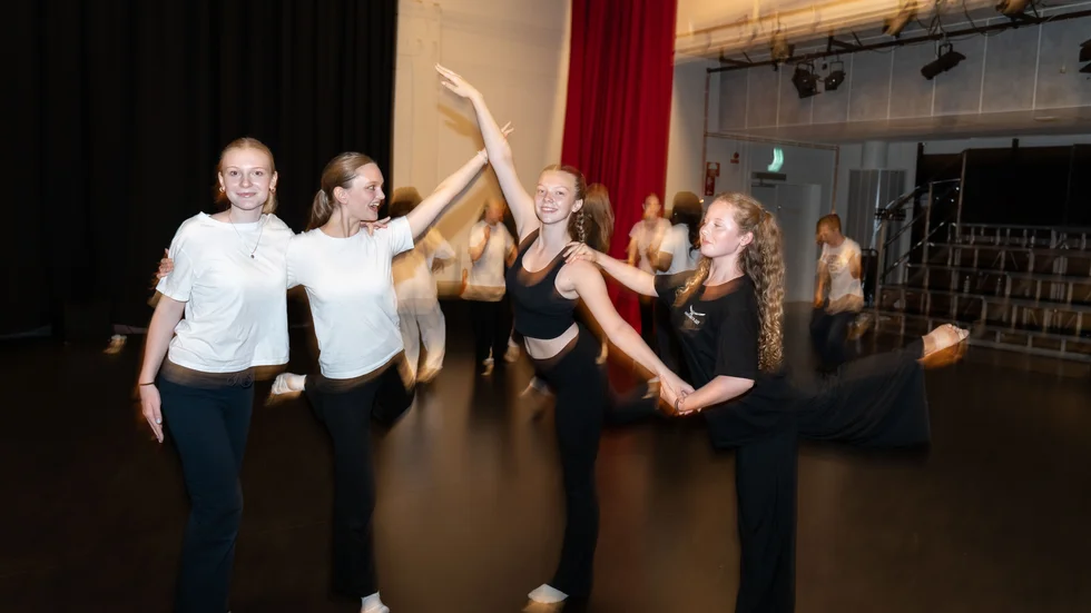 Uppsalaungdomarnas sommarjobb går mot sitt slut. Efter tre veckor i replokalen är det dags för fyra offentliga föreställningar i Uppsala.
