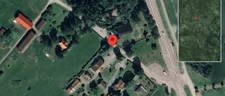 Träd över vägen påverkar trafiken på väg 821