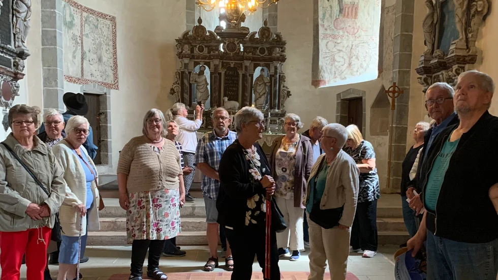 Här beundrar vi väggmålningar i Öja kyrka.