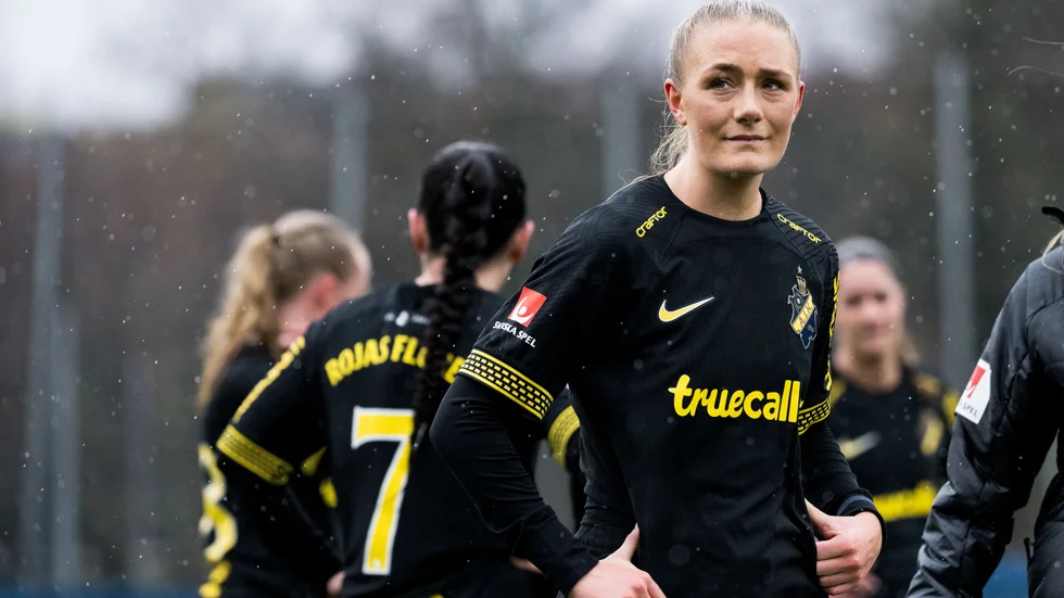 Ytterbacken Ellen Schampi  har bara gjort tre damallsvenska matcher med AIK den här säsongen, varav en från start, och får nu välbehövlig speltid i Sunnanå.