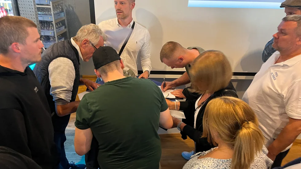 Victor Thapper startade namninsamling för att tillsätta en ny valberedning på IFK:s informationsmöte.