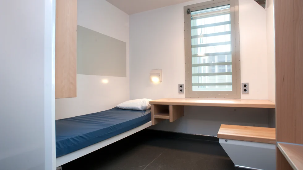 Häktescell. Mannen och kvinnan är häktade sedan en månad och ska sitta kvar i häkte en månad till. 