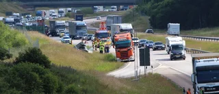 Långa köer på E4 – bil körde in i stolpe efter lastbilskrock