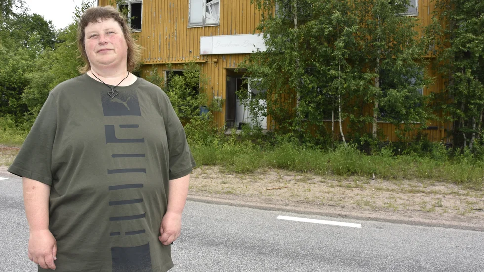"Fastigheten skämmer hela bygden" säger Karin Karlsson som gläds över att frågan om rivning nu aktualiseras.