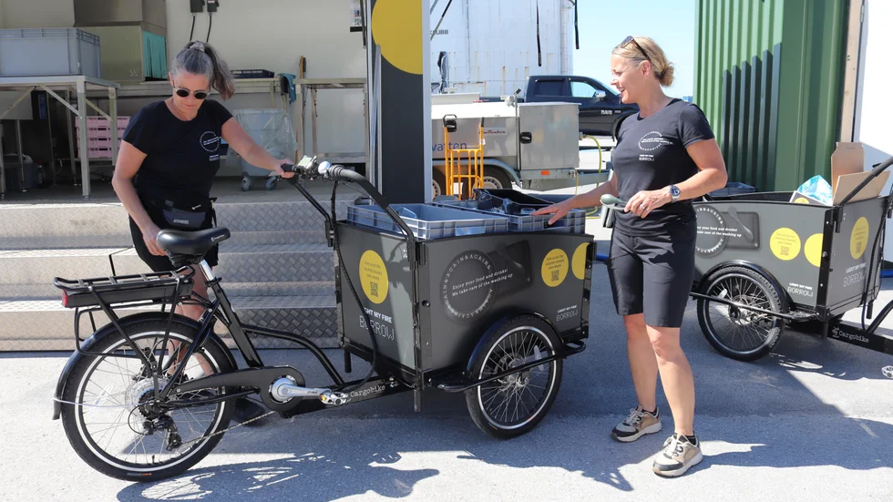 Charlotte Uhler och Calill Odqvist Jagusch från Light My Fire samarbetar med festivaler, foodtrucks och andra. De har tillgång till flergångsalternativ så att lagen kan efterföljas.