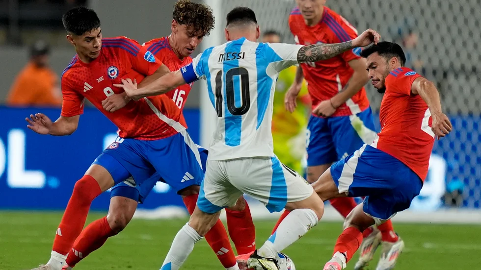 Lionel Messi med bollen i matchen mot Chile.