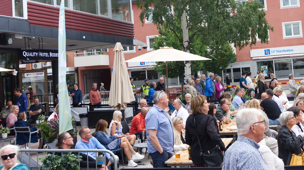 Personer med rullator eller rullstol måste göra en rejäl omväg för att ta sig till apoteket och Coop under Boden Alive, skriver insändarskribenten.
