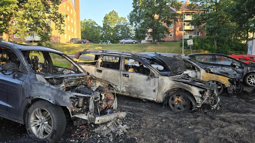 Flera bilar blev totalförstörda i en brand tidigt på tisdagsmorgonen.