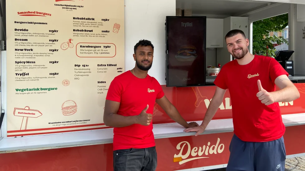 Simon Michele,24, har tagit fram menyn på restaurang Devido i Flen helt själv. Foodtrucken har samma meny, men i ett mer begränsat utbud. "Vi satsar hellre en meny med färre valmöjligheter, så vi kan leverera en bra standard på vår mat", säger Simon. 