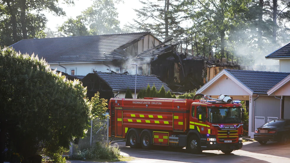 Räddningstjänsten satte in flera enheter för att bekämpa radhusbranden i Flacksta.