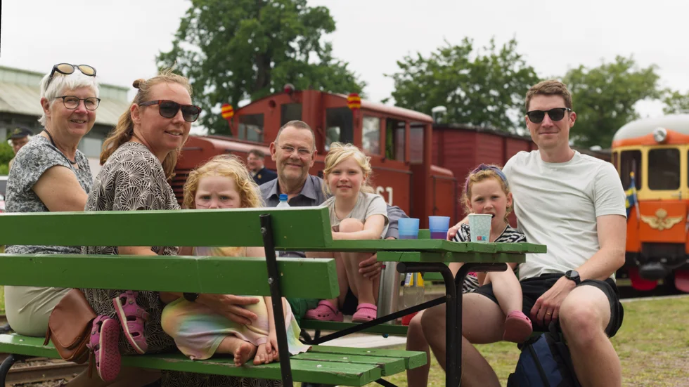 Fika efter tågturen. Alma Collin, Amanda Collin, Marie Larsson, Håkan Larsson, Freja Collin, Signe Collin samt Oskar Collin.
