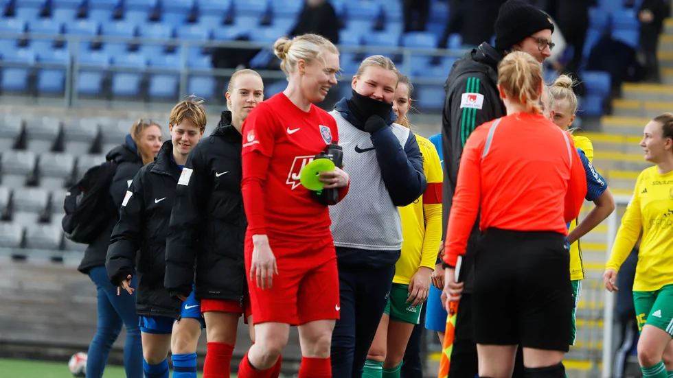 Hedvig Lindahl och Tuva Brannemo (till höger om ikonen) kamperade ihop under matchen. Bakom Lindahl syns provspelande målisen Clara Wiklund från Linköping.