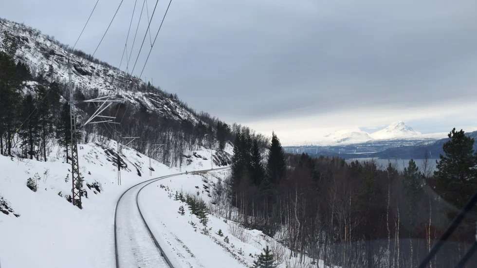 Malmbanan är järnvägen som alla pratar om just nu. Ofotbanen är sträckningen på norska sidan, här på väg mot slutstationen i Narviks hamn. 