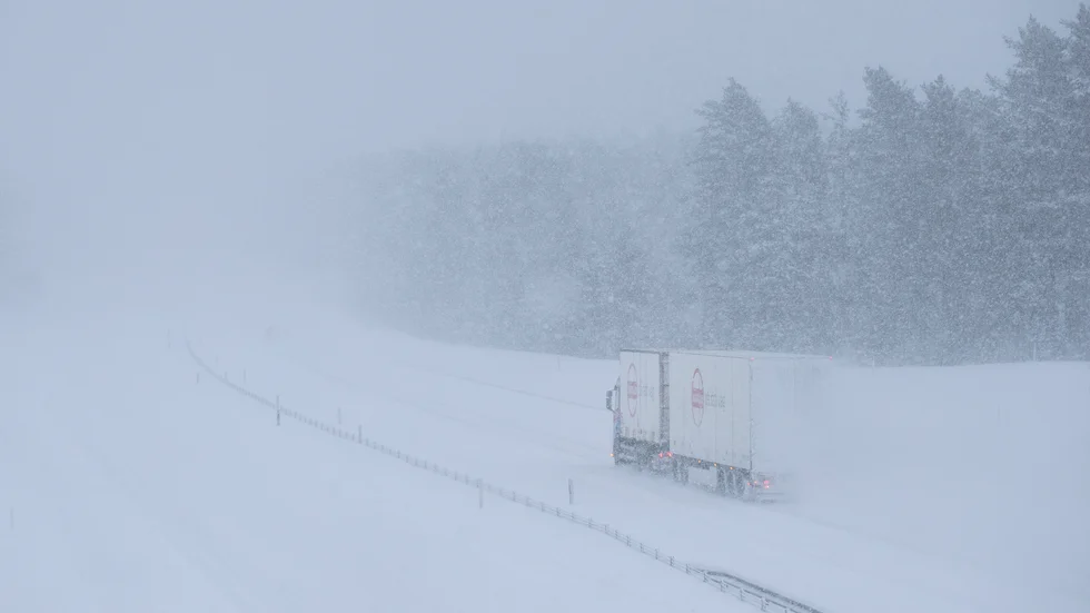 Vind i kombination med snö kan göra det svårmanövrerat i Stockholm och Uppland i helgen. Arkivbild.