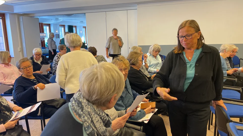 Ingrid och engagerade deltagare.