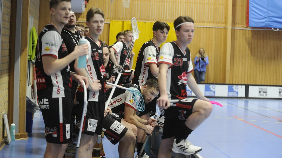 Trosa Edanö kommer att sakna i varje fall en spelare till returmötet mot Onyx på söndag. Det är Charlie Munkhammar (nummer 23 längst till höger) som skadade sig i mötet i Hedebyhallen under torsdagen.