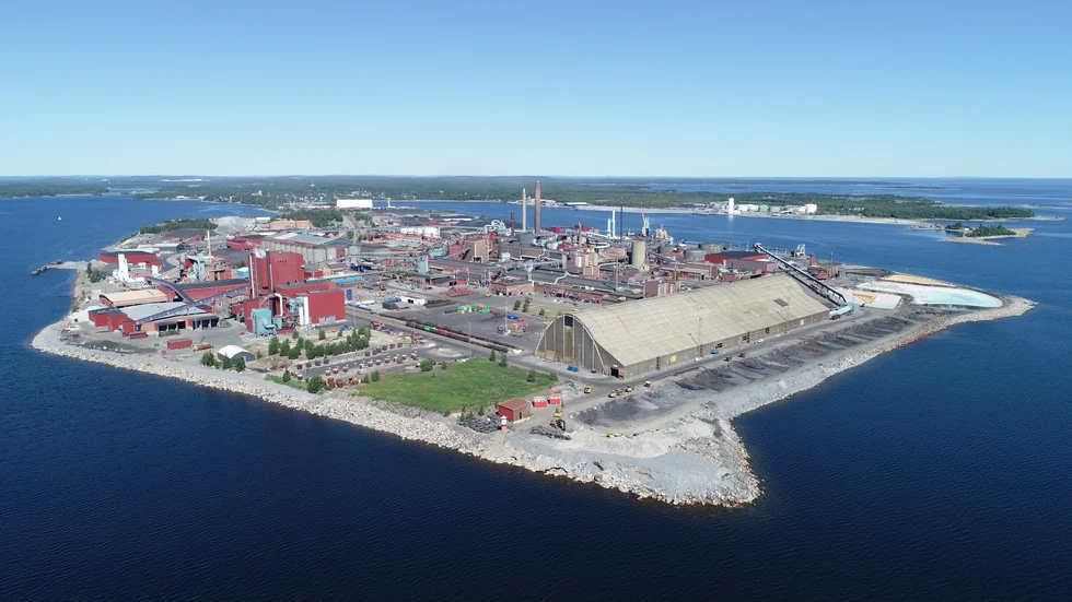 Elektrolysverket på Rönnskär  kommer ha en kapacitet på 230 000 ton, vilket är i linje med Rönnskärs tidigare kapacitet och befintligt miljötillstånd.