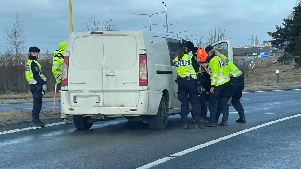 Polisen omhändertar en man för misstänkt drograttfylleri på lördagsmorgonen.