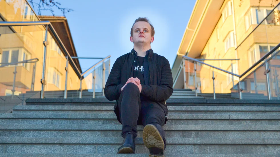 Alexander Engström artistnamn är numera AL/X. Han är aktuell med låten ”Tills himlen blivit blå” som tävlar i P4 Nästa.