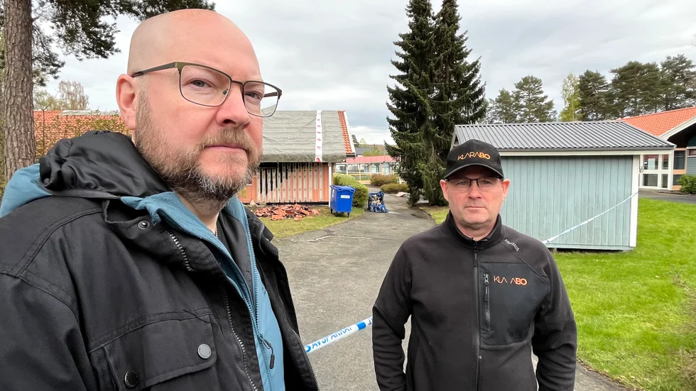 Grannarna Nicklas Fornell och Magnus Fahlström kunde tack vare Magnus hund Aston upptäcka branden i habiliteringens lokaler tidigt och hjälpa till med släckningsarbetet. I bakgrunden syns den container som brann.