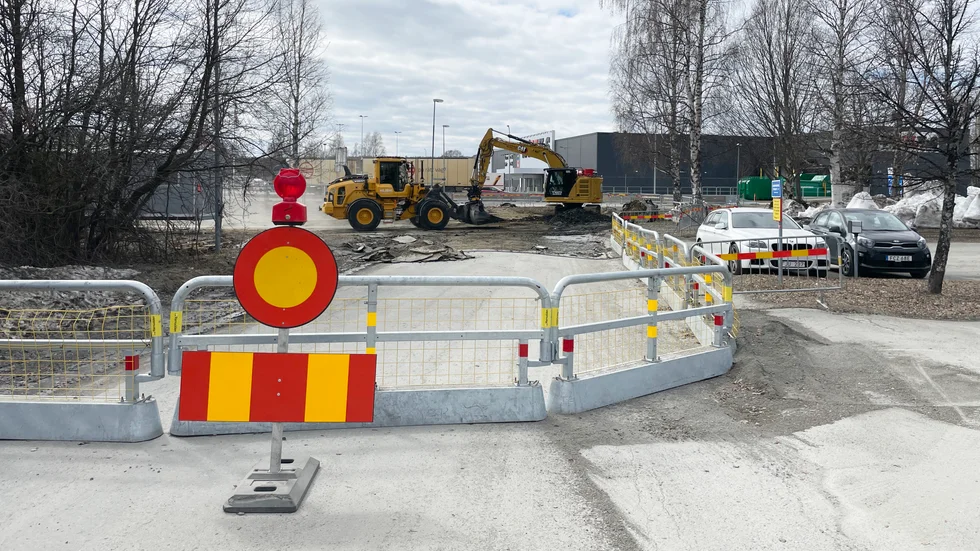Skribenten skriver om byggprojekt i Skellefteå och problemen med dessa. Bilden från Tipshuset vid Anderstorg.