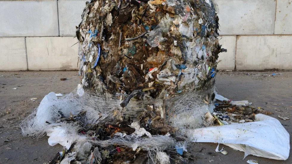 Avfallsdumpning är bara ett exempel när regler behövs, menar skribenten.