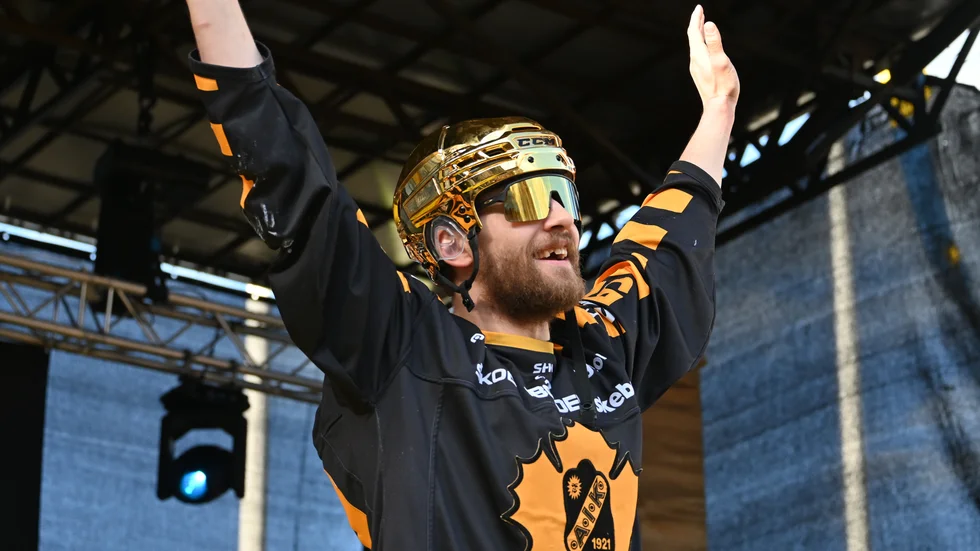 Arvid Lundberg blir firad på torget. Backen har haft sitt livs säsong.