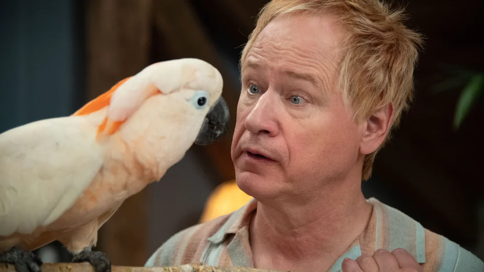 Robert Gustafsson som Felix och papegojan Fenix under inspelningen av SVT:s barnprogram "Felix & Fenix". Det klassiska barnprogrammet är tillbaka hösten 2024.