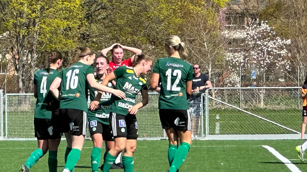 ESK tog ledningen mot Tierp, men föll med 2-1. Maja Nyqvist, Linnea Sjöö From, Lisa Andersson Faber, Alice Hemlin och Molly Eriksson.