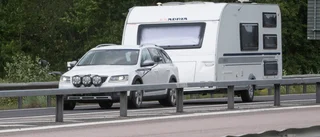 Personbil tappade husvagn på E4 – stod i omkörningsfil