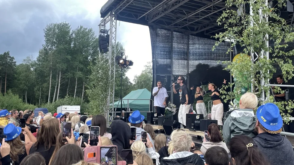 Samir och Viktor uppträder på Sundbyholmstravet.