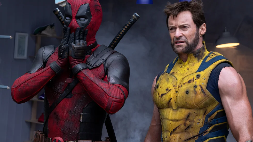 På det nya äventyret möter Deadpool (Ryan Reynolds) en drös kända och okända karaktärer, däribland Wolverine (Hugh Jackman).