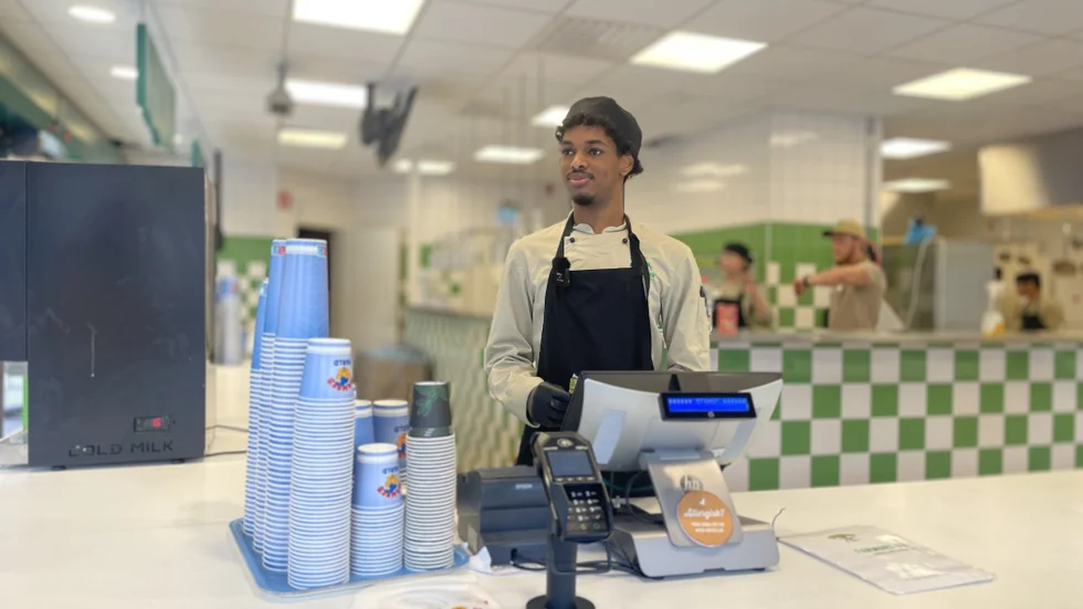 Yusuf Mohamed Yusuf jobbar i restaurangerna på Kolmårdens djurpark.